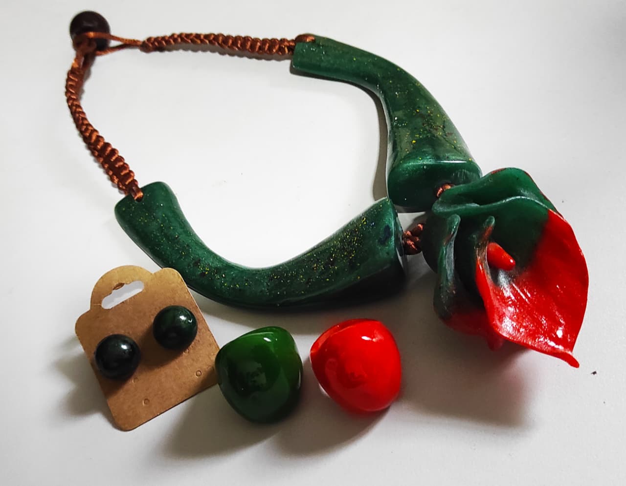 Maxi Colar Copo-de-Leite: colar verde em resina com flor escultural vermelha e cordão em tom cobre