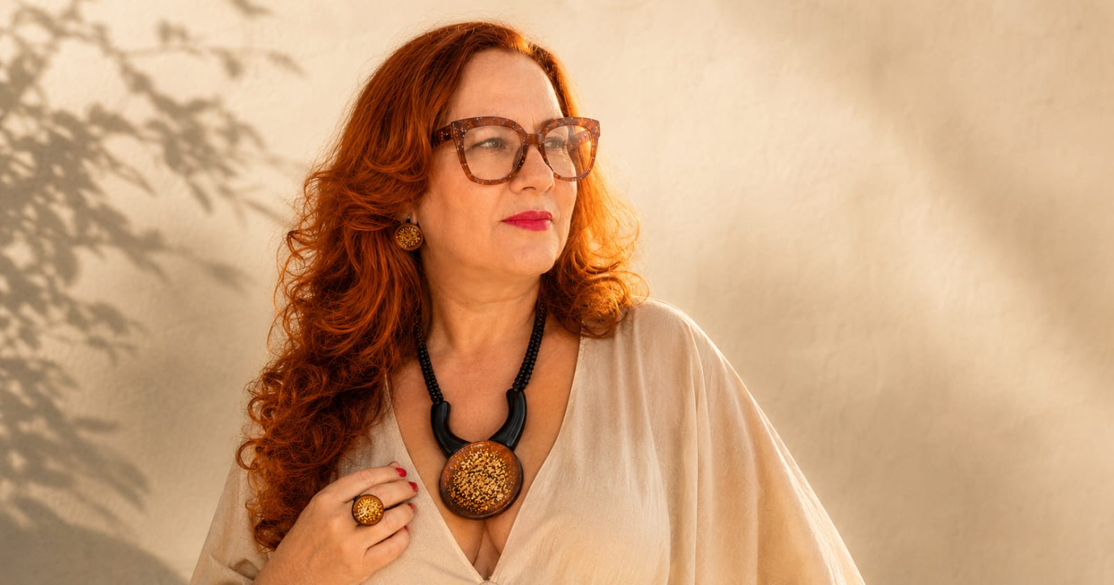 Rose Matias, criadora da Mãedágua Design, usando maxicolar e anel autorais
